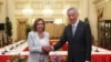 Ketua DPR AS Nancy Pelosi, kiri, dan Perdana Menteri Lee Hsien Loong berjabat tangan di Istana Kepresidenan di Singapura, Senin, 1 Agustus 2022. (Foto: via AP)