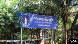 រូបឯកសារ៖ ស្លាក​គណបក្ស​ភ្លើង​ទៀន​នៅមុខ​លំនៅឋាន​អ្នកស្រី​ គង់​ ចាន់​ថា​ ក្នុង​ឃុំព្រះដាក់​ ស្រុក​បន្ទាយស្រី ខេត្ត​សៀមរាប កាលពី​ថ្ងៃទី​១៤ ខែ​កក្កដា ឆ្នាំ​២០២២។ (ហ៊ុល រស្មី​/វីអូអេ)