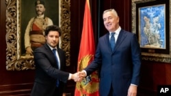 ARHIVA - Crnogorski premijer Dritan Abazović rukuje se sa crnogorskim predsjednikom Milom Đukanovićem (Foto: rtcg.me, Služba za informisanje Predsjednika Crne Gore)