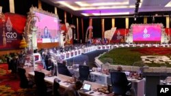 Para Menteri Keuangan, Gubernur Bank Sentral, dan anggota delegasi G20 menghadiri Pertemuan Menteri Keuangan dan Gubernur Bank Sentral G20 di Nusa Dua, Bali, Jumat, 15 Juli 2022. (Made Nagi/Pool via AP)