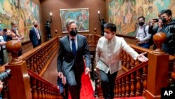 រដ្ឋមន្ត្រី​​​ការបរទេស​​សហរដ្ឋ​អាមេរិក​លោក Antony Blinken មក​ដល់​កន្លែង​ជួប​ប្រជុំ​ជាមួយ​ប្រធានាធិបតី​ហ្វីលីពីន លោក Ferdinand Marcos Jr. (ស្តាំ) នៅ​វិមាន​ប្រធានាធិបតី​ Malacanang Palace នៅ​រដ្ឋធានី​ម៉ានីល កាល​ពី​ថ្ងៃ​ទី​៦ ខែ​សីហា ឆ្នាំ ២០២២។