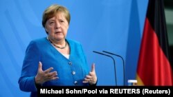 Nemačka kancelarka Angela Merkel obraća se medijima nakon virtuelnog samita Berlinskog procesa (Foto: Reuters/Michael Sohn)