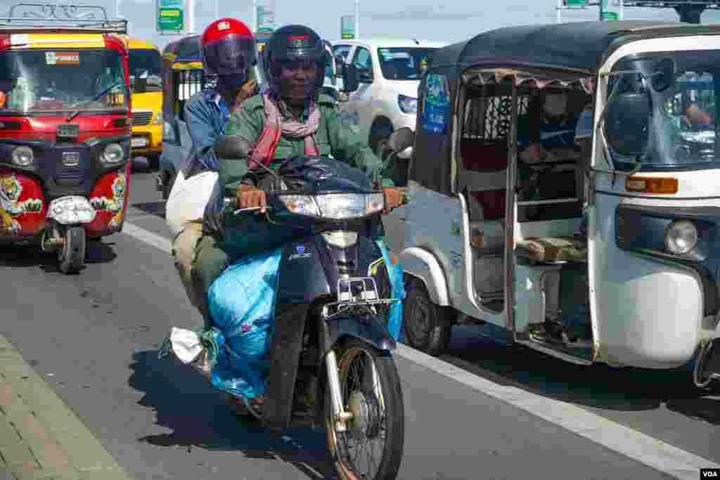 ពលរដ្ឋខ្លះនៅភ្នំពេញធ្វើដំណើរទៅស្រុកកំណើតនៅតាមខេត្ត មួយថ្ងៃមុនថ្ងៃបោះឆ្នោតជ្រើសរើសក្រុមប្រឹក្សាឃុំសង្កាត់អាណត្តិទី ៥ នៅរាជធានីភ្នំពេញ ថ្ងៃទី ៤ ខែមិថុនា ឆ្នាំ ២០២២។ (ខាន់ សុគុំមនោ/វីអូអេ)