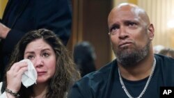 Heri Dan, pripadnik policije Kapitola, i Sandra Graza, partnerka policajca Brajana Siknika koji je preminuo ubrzo posle napada 6. januara, reaguju na video snimak upada u Kongres.