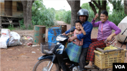 អ្នកស្រី​ ជា ចន្នី​​ អ្នកទិញត្រីនៅឃុំ​កំពង់​ភ្លុក​ ស្រុកប្រាសាទ​បាគង ខេត្តសៀមរាប ថ្ងៃទី​២ ខែមិថុនា​ ឆ្នាំ​២០២២ ។ ​(វីអូអេ)