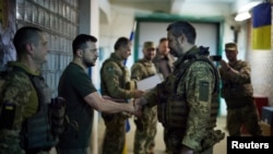 乌克兰总统泽连斯基在乌军阵地向乌克兰军人颁发勋章。(2022年6月5日)