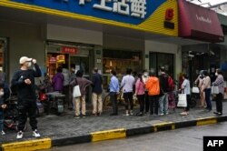 上海长宁区市民排队等候进入一家超市。（2022年5月29日）