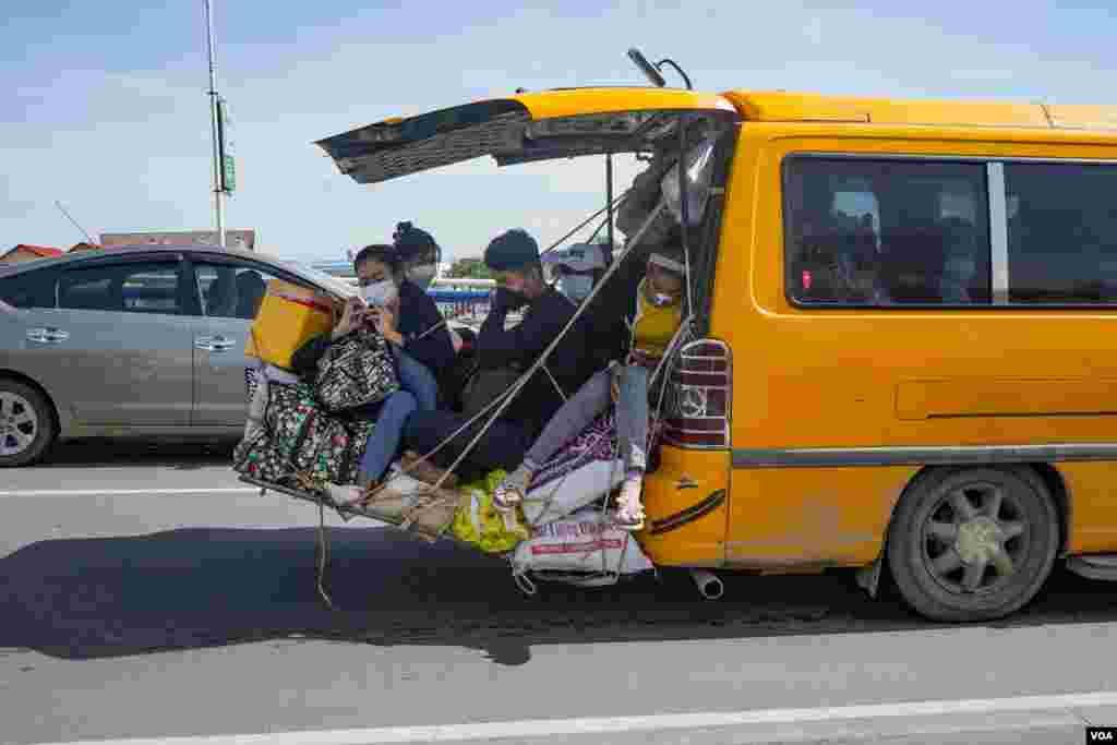 ពលរដ្ឋខ្លះនៅភ្នំពេញធ្វើដំណើរតាមរថយន្តឈ្នួលទៅស្រុកកំណើតនៅតាមខេត្ត មួយថ្ងៃមុនថ្ងៃបោះឆ្នោតជ្រើសរើសក្រុមប្រឹក្សាឃុំសង្កាត់អាណត្តិទី ៥ នៅរាជធានីភ្នំពេញ ថ្ងៃទី ៤ ខែមិថុនា ឆ្នាំ ២០២២។ (ខាន់ សុគុំមនោ/វីអូអេ)