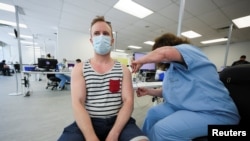 2022年6月6日，魁北克省蒙特利尔，一名男子在接种猴痘疫苗。