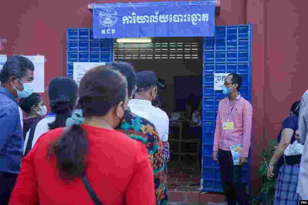 ពលរដ្ឋតម្រង់ជួររងចាំបោះឆ្នោត ក្នុងការបោះឆ្នោតជ្រើសតាំងក្រុមប្រឹក្សាឃុំសង្កាត់អាណត្តិទី ៥ នៅក្នុងសង្កាត់ភ្នំពេញថ្មី ខណ្ឌសែនសុខ រាជធានីភ្នំពេញ ថ្ងៃទី ៥ ខែមិថុនា ឆ្នាំ ២០២២។ (ខាន់ សុគុំមនោ/វីអូអេ)