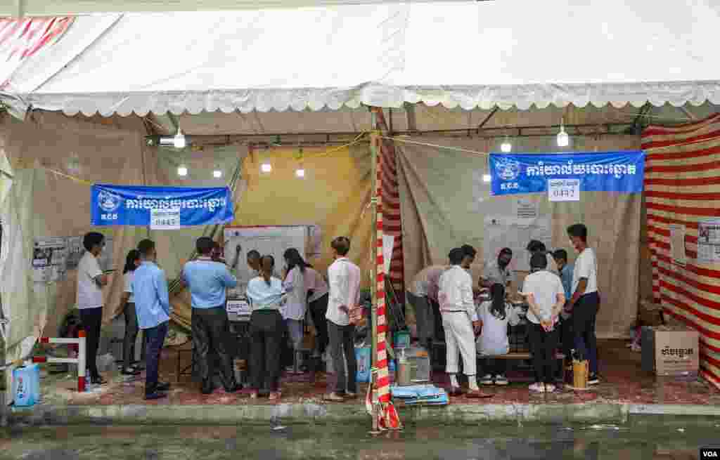 មន្រ្តី​រៀប​ចំការបោះឆ្នោត​កំពុងរាប់​សន្លឹកឆ្នោត​ នៅ​តាមការិយាល័យ​បោះ​ឆ្នោត នៅ​រាជធានី​ភ្នំពេញ ​ថ្ងៃទី០៥ ខែមិថុនា ឆ្នាំ២០២២។ (ខាន់ សុគុំមនោ/វីអូអេ)