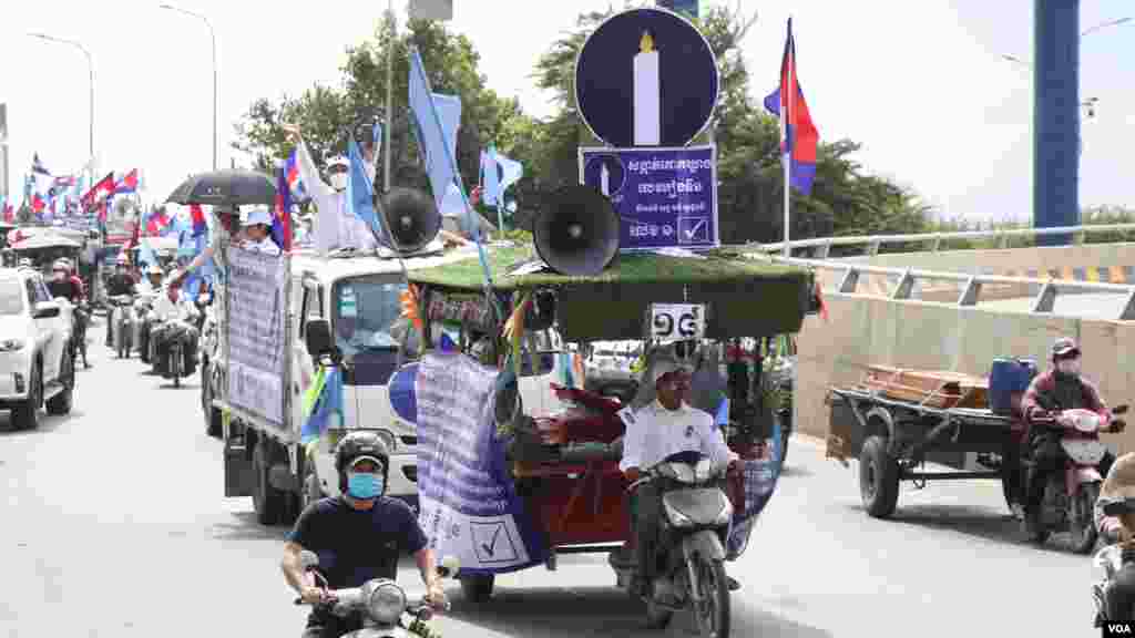 អ្នកគាំទ្រ​គណបក្ស​ភ្លើង​ទៀន​ដង្ហែ​ក្បួន​នៅ​រាជធានី​ភ្នំពេញ នា​ថ្ងៃ​បញ្ចប់​នៃ​យុទ្ធនាការ​ឃោសនា​រក​សំឡេង​ឆ្នោត ថ្ងៃទី​៣ ខែមិថុនា ឆ្នាំ​២០២២។ (ស៊ុន ណារិន/វីអូអេ)