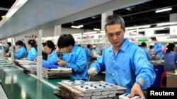 Chaîne de production de batteries au lithium dans une usine de Yichang, province du Hubei, Chine, 28 mai 2019 (Reuters)