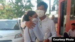 លោក ឡី សុខុន ជួប​ភរិយា​នៅ​តុលាការ​ខេត្ត​បាត់ដំបង ពេល​លោក​ត្រូវបាន​បញ្ជូន​ទៅ​សាកសួរ​នៅ​ក្រុង​បាត់ដំបង នៅ​ថ្ងៃទី៩ ខែមិថុនា ឆ្នាំ២០២២។ (រូបថតផ្តល់ឲ្យ​ដោយ ឌឹម សារឿន)