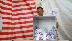 នៅ​មណ្ឌល​បោះឆ្នោត​មួយ​ក្នុង​សង្កាត់​បឹងព្រលិត​ ខណ្ឌ៧មករា​ មន្រ្តីរៀបចំការបោះឆ្នោត​ចាក់​សន្លឹកឆ្នោត​ចេញពីហិបឆ្នោត​ រាជធានីភ្នំពេញ ​ថ្ងៃទី០៥ ខែមិថុនា ឆ្នាំ២០២២។ (ខាន់ សុគុំមនោ/វីអូអេ)