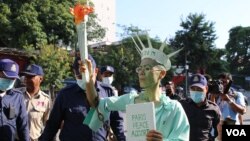 រូប​ឯកសារ៖ កញ្ញា សេង ធារី មេធាវីខ្មែរ-អាមេរិកាំង តែងខ្លួនជាស្រ្តីនៃសេរីភាព ឈរថ្លែងនៅខាងមុខសាលាដំបូងរាជធានីភ្នំពេញ មុនពេលត្រូវបានចាប់ខ្លួន នៅថ្ងៃទី១៤ ខែមិថុនា ឆ្នាំ២០២២។ (កាន់ វិច្ឆិកា/វីអូអេ)