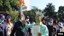 រូបឯកសារ៖ កញ្ញា សេង ធារី មេធាវីខ្មែរ-អាមេរិកាំង តែងខ្លួនជាស្រ្តីនៃសេរីភាព ឈរនៅខាងមុខសាលាដំបូងរាជធានីភ្នំពេញ មុនពេលត្រូវបានចាប់ខ្លួន នៅថ្ងៃទី១៤ ខែមិថុនា ឆ្នាំ២០២២។ (កាន់ វិច្ឆិកា/វីអូអេ)