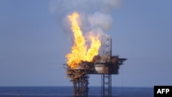 Foto PTTEP Australasia ini menunjukkan kebakaran di rig pengeboran West Atlas, anjungan kepala sumur Montara, 1 November 2009. (Foto: AFP)
