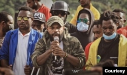Jefri Wenda (memegang mikropon) juru bicara Petisi Rakyat Papua (PRP), salah satu elemen masyarakat Papua yang menolak pemekaran. (Foto Jefri Wenda)