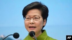 Kepala Eksekutif Hong Kong Carrie Lam berbicara dalam konferensi pers di Hong Kong, pada 23 November 2021. (Foto: AP)
