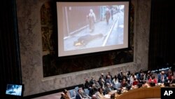 រូបភាព​នៃ​ការ​បំផ្លិចបំផ្លាញ​នៅ​អ៊ុយក្រែន​ត្រូវ​បាន​គេ​បង្ហាញ​លើ​អេក្រង់​ក្នុង​អំឡុង​កិច្ច​ប្រជុំ​របស់​ក្រុមប្រឹក្សា​សន្តិសុខ​អង្គការ​សហប្រជាជាតិ​នៅ​ទី​ក្រុង New York សហរដ្ឋ​អាមេរិក កាល​ពី​ថ្ងៃ​ទី​៥ ខែ​មេសា ឆ្នាំ​២០២២។