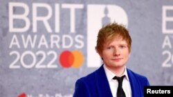 Penyanyi Ed Sheeran tiba di acara Brit Awards yang digelar di O2 Arena di London, Inggris, pada 8 Februari 2022. (Foto: Reuters/Tom Nicholson)