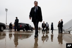 រដ្ឋមន្ត្រី​ការបរទេស​សហរដ្ឋ​អាមេរិក​លោក Antony Blinken រៀប​ឡើង​យន្តហោះ​នៅ​មូលដ្ឋាន​ទ័ព Andrews Air Force Base ជាយ​រដ្ឋធានី​វ៉ាស៊ីនតោន​ ដើម្បី​ធ្វើ​ដំណើរ​ទៅ​កាន់​ក្រុង​ព្រុចសែល​ កាល​ពី​ថ្ងៃ​ទី​៥ ខែ​មេសា ឆ្នាំ​២០២២។ (AP)