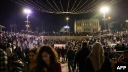 Warga Palestina berkumpul di luar gerbang Damaskus di Kota Tua Yerusalem, pada hari pertama bulan suci Ramadan, 2 April 2022. (Foto: Menahem KAHANA / AFP)