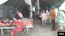 Layanan di RSUD kota Mataram, Lombok, dilakukan di tenda karena gedung yang rusak. (Foto: Nurhadi/VOA)