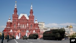 俄罗斯洲际弹道导弹发射架出现在莫斯科红场阅兵式上。（资料照 2016年5月9日）