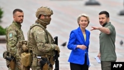 资料照片：乌克兰总统泽连斯基与欧盟委员会主席冯德莱恩在基辅会谈并举行记者会后交谈。(2022年9月15日)