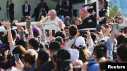 Paus Fransiskus tiba di halaman Expo di Nur-Sultan, Kazakhstan, untuk memimpin Misa Kudus, 14 September 2022.(REUTERS/Pavel Mikheyev)