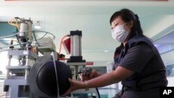 지난해 6월 북한 평양의 체육용품 공장. (자료사진)