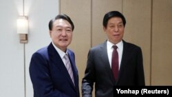 韩国总统尹锡悦（左）在首尔龙山总统府会见到访的中国全国人大常委会委员长栗战书。（2022年9月16日）