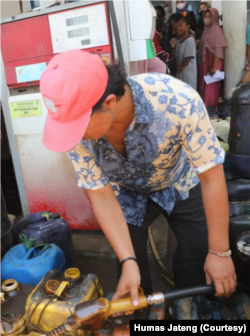 Nelayan mengisi solar di SPBN Bandengan, Kendal, Jawa Tengah. (Foto: Humas Jateng)