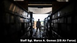 FILE - Seorang Penerbang Tim Dover memuat kargo senjata menuju Ukraina ke C-17 Globemaster III dalam misi bantuan keamanan di Pangkalan Angkatan Udara Dover, Delaware, 14 September 2022. (Angkatan Udara AS/Staf Sersan Marco A. Gomez)