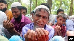 Para pengungsi Rohingya menangis ketika berdoa saat berkumpul bersama memperingati lima tahun kepergian mereka dari Myanmar menuju Bangladesh, di kamp pengungsi Rohingya Kutupalong di distrik Cox's Bazar, Bangladesh, pada 25 Agustus 2022. (Foto: AP/Shafiqur Rahman)