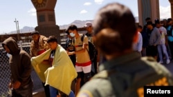 穿越墨西哥边境进入美国的移民在德克萨斯州被拘留(2022年9月14日）