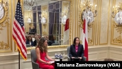 ⁦Svetlana Tihanovskaja na skupu u organizaciji Atlantskog saveta u Njujorku, 19. septembra 2022, sa moderatorkom Melindom Hering.