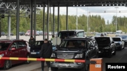 Antrean panjang warga Rusia yang berusaha menghindari wajib militer terlihat di perbatasan Rusia dan Vaalimaa, Finlandia Minggu pagi (25/9).