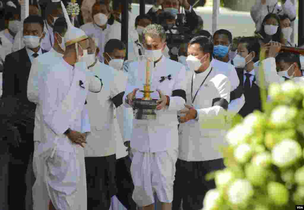 ព្រះអង្គម្ចាស់​ នរោត្តម​ ចក្រាវុធ​ ជា​ព្រះរាជបុត្រ​ច្បង​របស់​សម្តេច​ក្រុម​ព្រះ ​នរោត្តម​ រណឫទ្ធិ​ នៅ​ក្នុង​ពិធី​បូជា​ព្រះ​សព​របស់​សម្តេច​ក្រុម​ព្រះ​ មុខ​​វត្តបុទមវតី​ រាជធានី​ភ្នំពេញ​ ថ្ងៃទី៨​ ខែធ្នូ​ ឆ្នាំ​២០២១។ (ហ៊ាន សុជាតា/វីអូអេ)