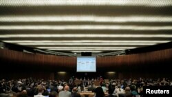 世卫组织的代表们在日内瓦联合国机构里在观看介绍阻止非洲埃博拉疫情蔓延的幻灯片。（2018年5月23日）