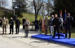 Ambasador SAD u Beogradu Entoni Godfri i ministar policije Srbije prisustvovali su zajedničkoj vežbi američkih "Zelenih beretki" i pripadnika Specijalne antiterorističke jedinice (SAJ) MUP-a Srbije, u Beogradu, 25. marta 2021. (Foto: Sajt MUP-a Srbije)