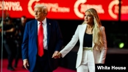 دونالد ترمپ رییس جمهور ایالات متحده و اریکا کرک، همسر چارلی کرک