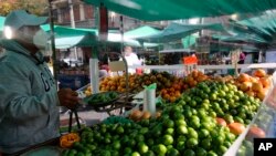 멕시코 수도 멕시코시티 시장 상인이 과일 무게를 재고 있다. (자료사진)