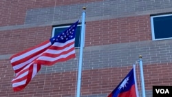 美国星条旗与台湾青天白日满地红旗帜在空中飘扬(美国之音锺辰芳拍摄)