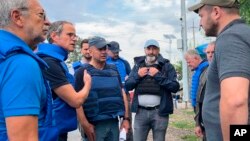 Direktur Jenderal IAEA Rafael Mariano Grossi (kedua dari kiri) berbicara dengan sejumlah pihak berwenang ketika timnya hendak memulai inspeksi ke PLTN Zaporizhzhia, Ukraina, pada 1 September 2022. (Foto: International Atomic Energy Agency via AP)