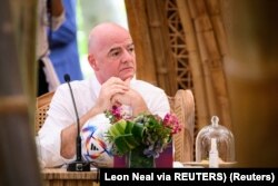 Presiden FIFA Gianni Infantino menunggu makan siang kerja di KTT G20 pada 15 November 2022 di Nusa Dua. (Foto: Leon Neal via REUTERS)