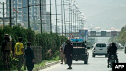 Pejuang Taliban (tengah) berjaga di sepanjang jalan dekat kedutaan Rusia setelah serangan bunuh diri di Kabul pada 5 September 2022. (Wakil KOHSAR/AFP)