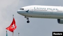 资料照：一架国泰航空公司的波音飞机降落在香港国际机场。（2019年8月14日）